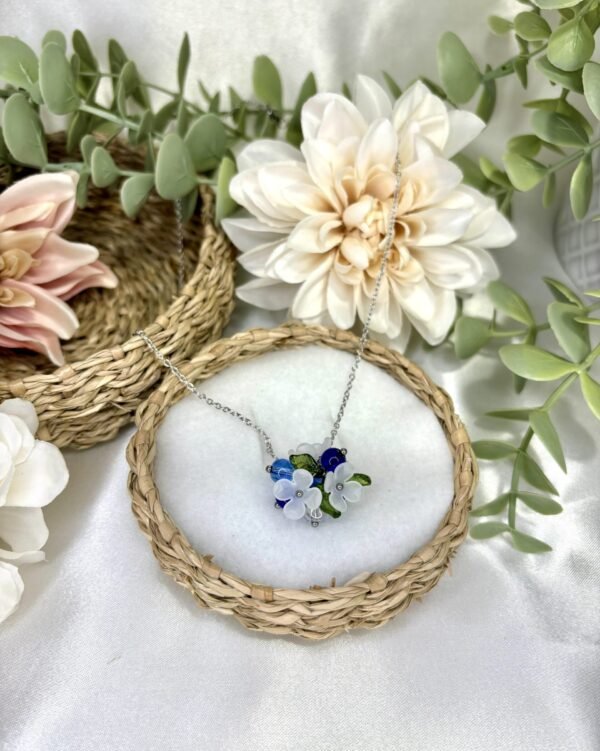 Emilia-kaulakoru, sinivalkea, hopea