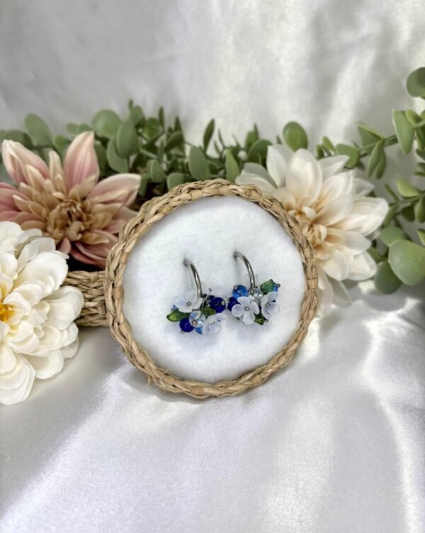 Emilia-korvakorut, sinivalkoinen, hopea