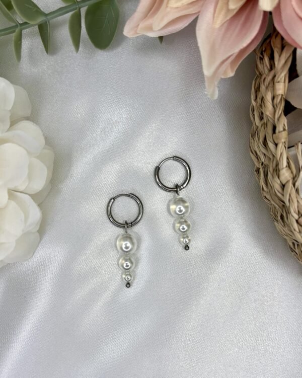 Vaihdokkaat-korvakorukokonaisuus, hopea-helmiäinen