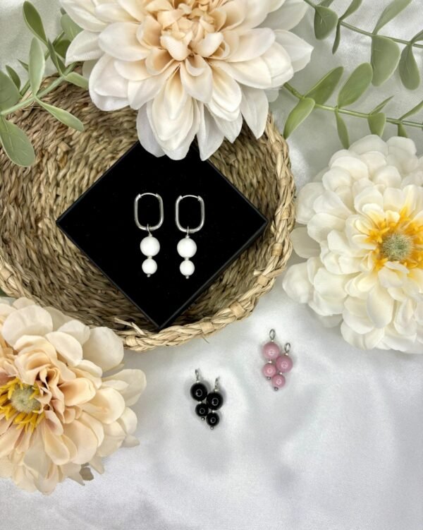 Vaihdokkaat-korvakorukokonaisuus, hopea-valkoinen